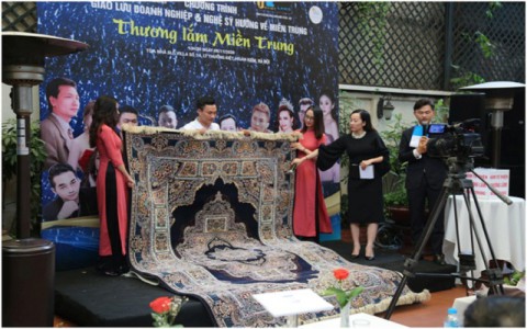 Hướng về đồng bào miền Trung bị bão lụt: Đấu giá thảm, tranh quyên góp tiền ủng hộ